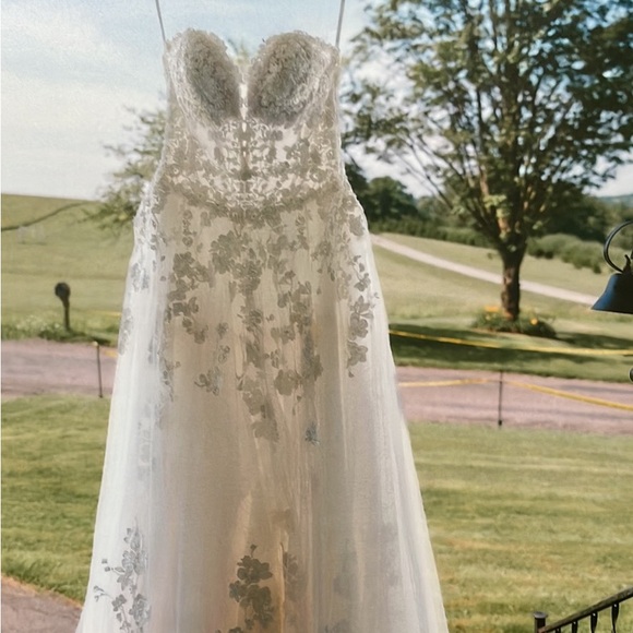 Elegant White Floral Lace Gown - Main Image